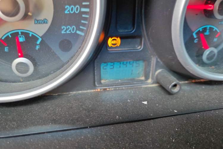 Used Buick Excelle 2005 1.6 Manual Luxury Model Odometer Close Up