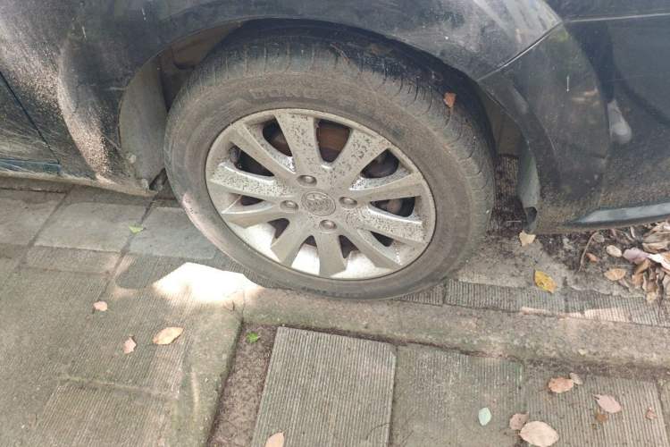 Used Buick Excelle 2005 1.6 Automatic Luxury Model Right Front Wheel Hub