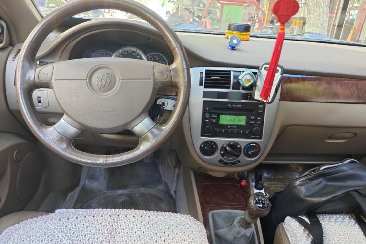 Used Buick Excelle 2005 1.6 Manual Luxury Model Center Console