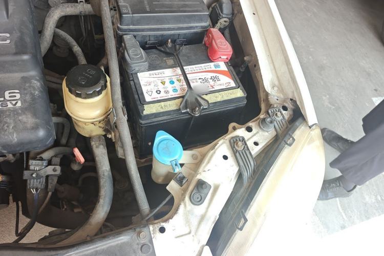 Used Buick Excelle 2005 1.6 Automatic Luxury Model Engine Bay Left