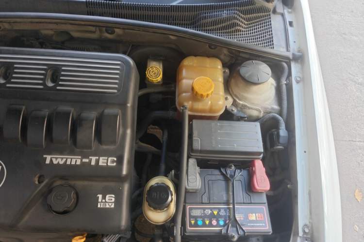 Used Buick Excelle 2005 1.6 Manual Luxury Model Engine Bay Left