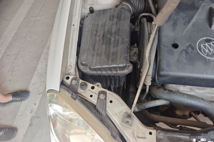 Used Buick Excelle 2005 1.6 Automatic Luxury Model Engine Bay Right
