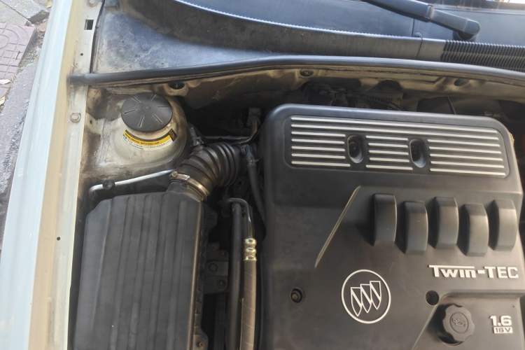 Used Buick Excelle 2005 1.6 Manual Luxury Model Engine Bay Right