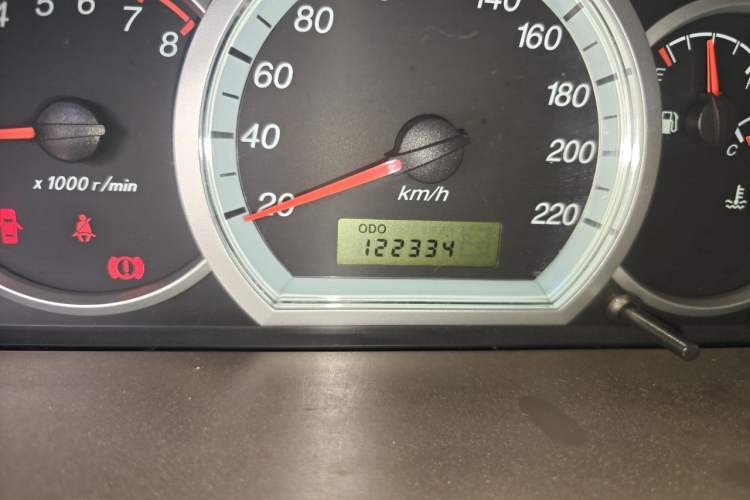 Used Buick Excelle 2005 1.6 Manual Luxury Model Odometer Close Up