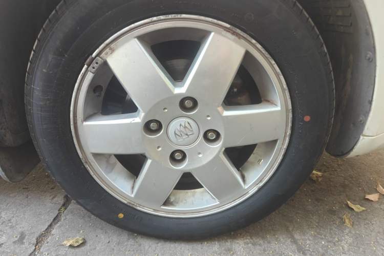Used Buick Excelle 2005 1.6 Manual Luxury Model Right Front Wheel Hub