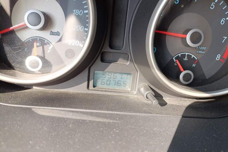 Used Buick Excelle 2008 1.6 LE-MT Odometer Close Up