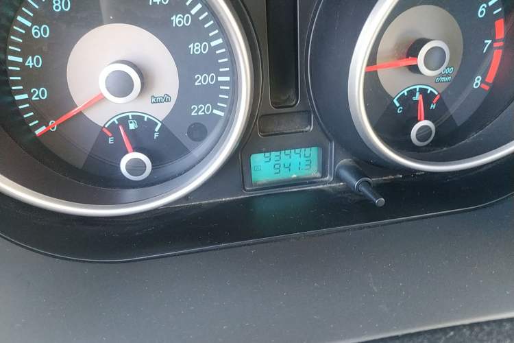 Used Buick Excelle 2008 1.6 LE-AT Odometer Close Up