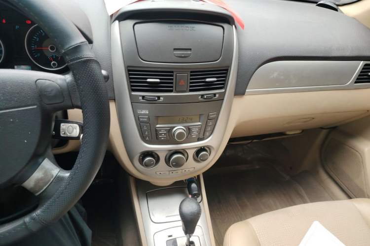 Used Buick Excelle 2011 1.6LX-AT Audio And AC Panel