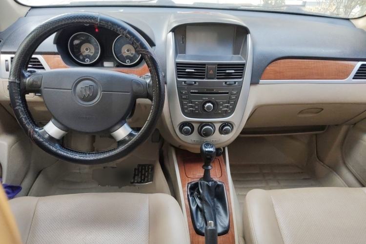 Used Buick Excelle 2011 1.6 LE-MT Center Console
