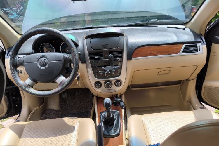 Used Buick Excelle 2011 1.6 LE-MT Center Console