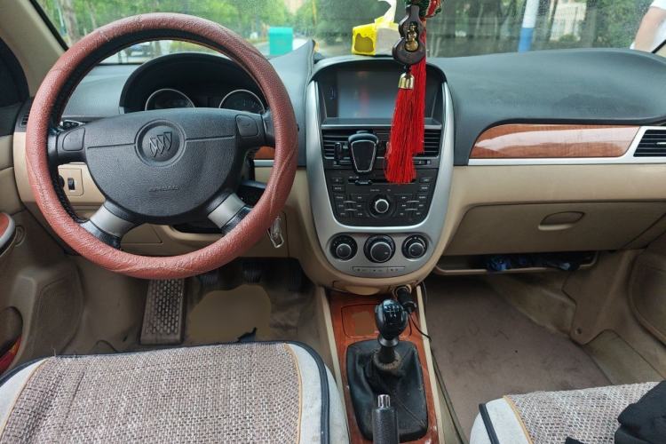 Used Buick Excelle 2011 1.6 LE-MT Center Console