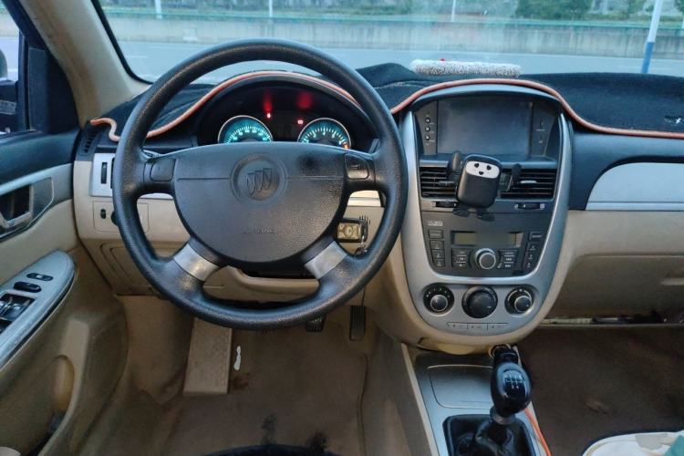 Used Buick Excelle 2011 1.6 LX-MT Center Console