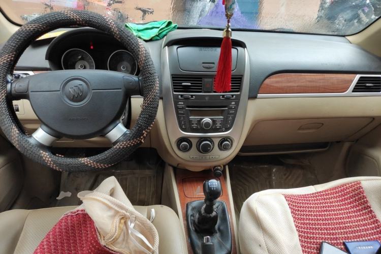 Used Buick Excelle 2011 1.6 LE-MT Center Console