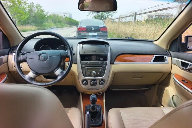 Used Buick Excelle 2011 1.6 LE-MT Center Console