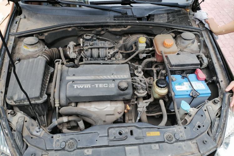 Used Buick Excelle 2011 1.6 LX-MT Engine Bay