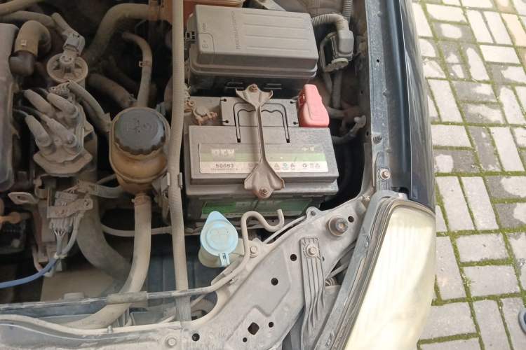Used Buick Excelle 2011 1.6 LX-MT Engine Bay Left
