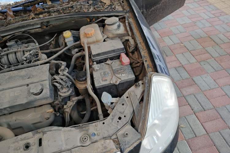Used Buick Excelle 2011 1.6 LE-MT Engine Bay Left