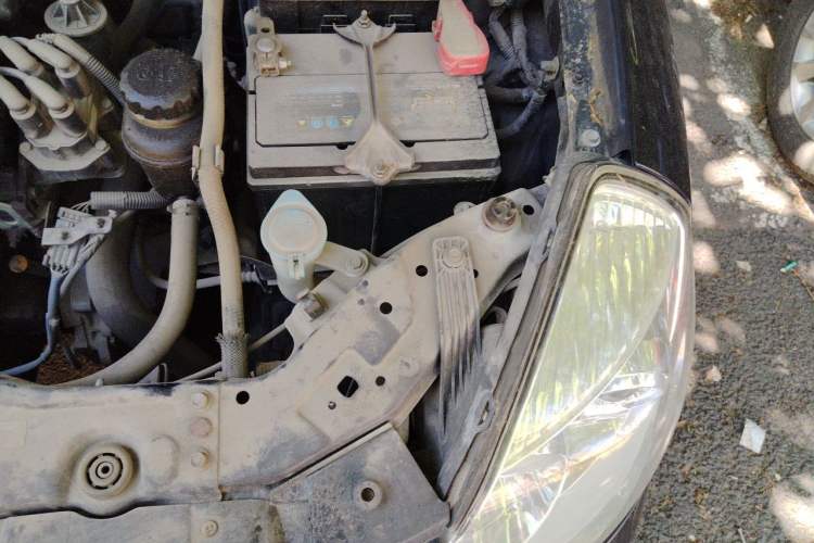 Used Buick Excelle 2011 1.6 LE-MT Engine Bay Left