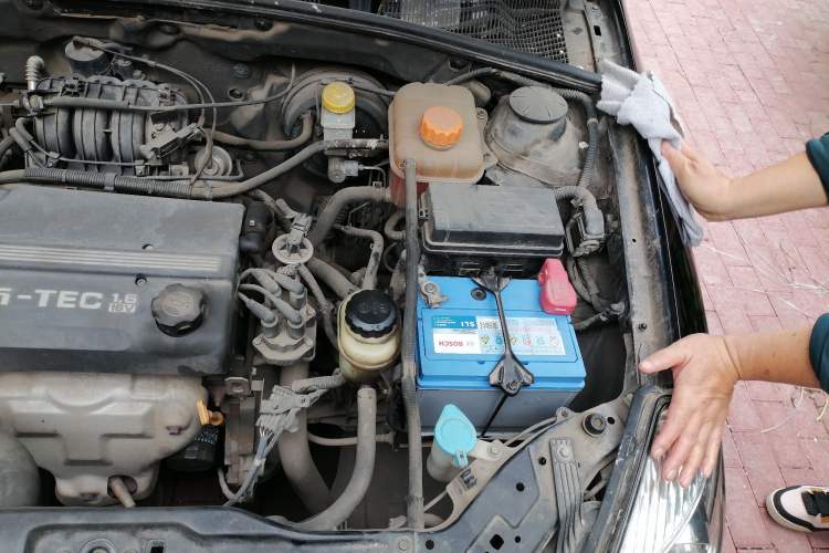 Used Buick Excelle 2011 1.6 LX-MT Engine Bay Left