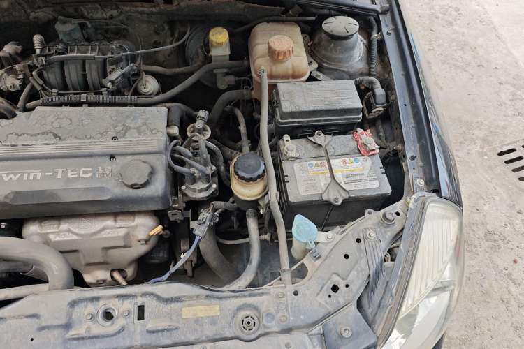 Used Buick Excelle 2011 1.6 LX-MT Engine Bay Left
