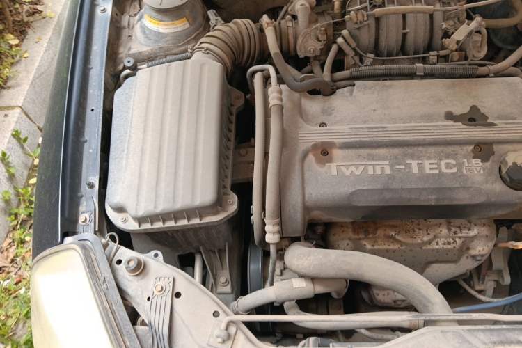 Used Buick Excelle 2011 1.6 LX-MT Engine Bay Right