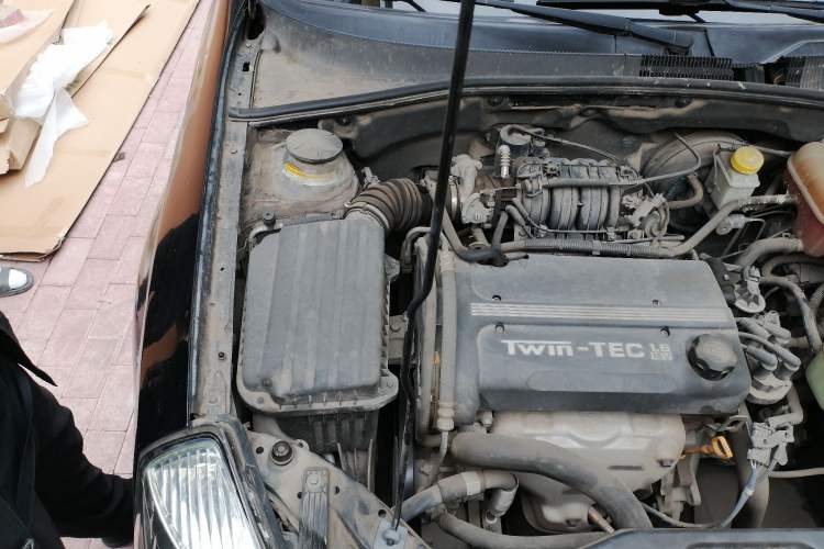 Used Buick Excelle 2011 1.6 LX-MT Engine Bay Right