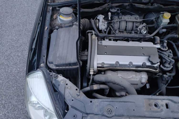 Used Buick Excelle 2011 1.6 LX-MT Engine Bay Right
