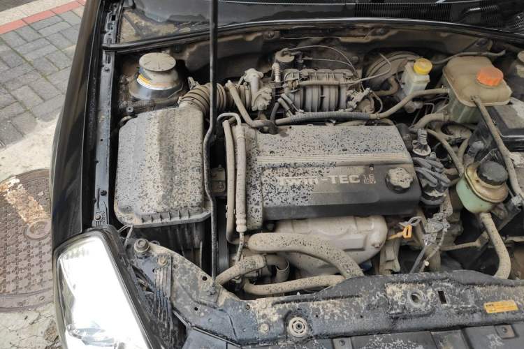 Used Buick Excelle 2011 1.6 LE-MT Engine Bay Right