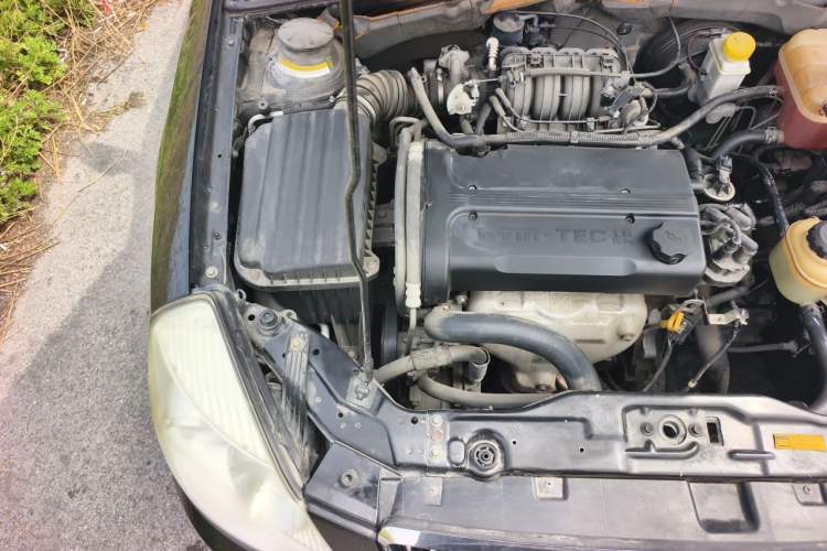 Used Buick Excelle 2011 1.6 LE-MT Engine Bay Right