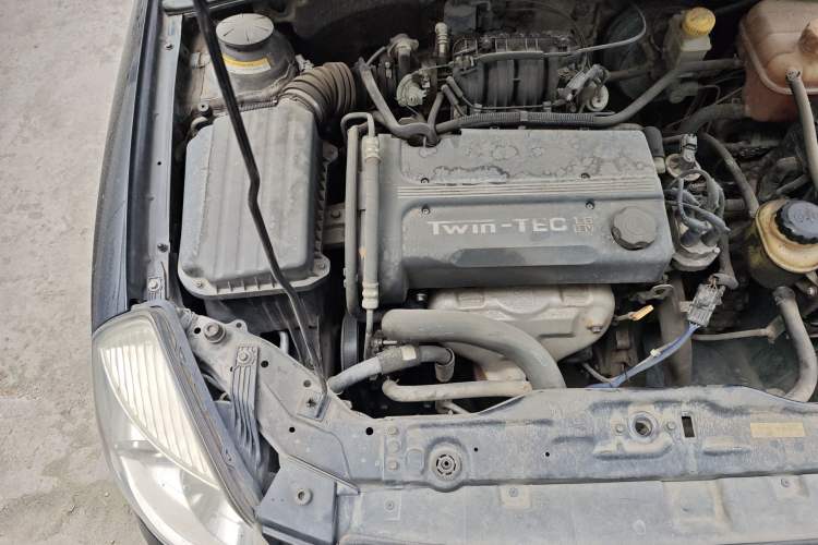 Used Buick Excelle 2011 1.6 LX-MT Engine Bay Right