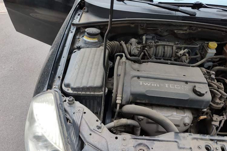 Used Buick Excelle 2011 1.6 LX-MT Engine Bay Right