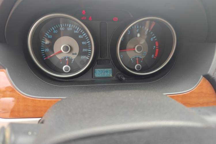 Used Buick Excelle 2011 1.6 LE-MT Odometer Close Up