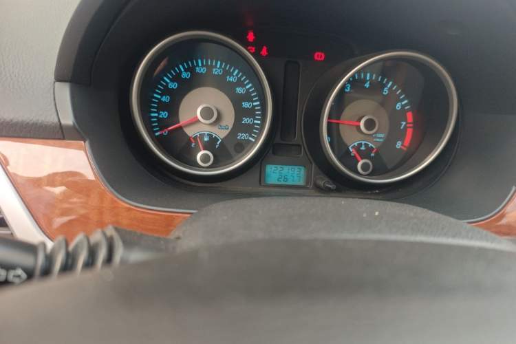Used Buick Excelle 2011 1.6 LE-MT Odometer Close Up