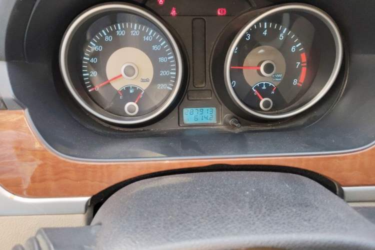 Used Buick Excelle 2011 1.6 LE-MT Odometer Close Up