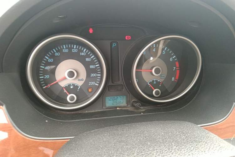 Used Buick Excelle 2011 1.6 LE-AT Odometer Close Up