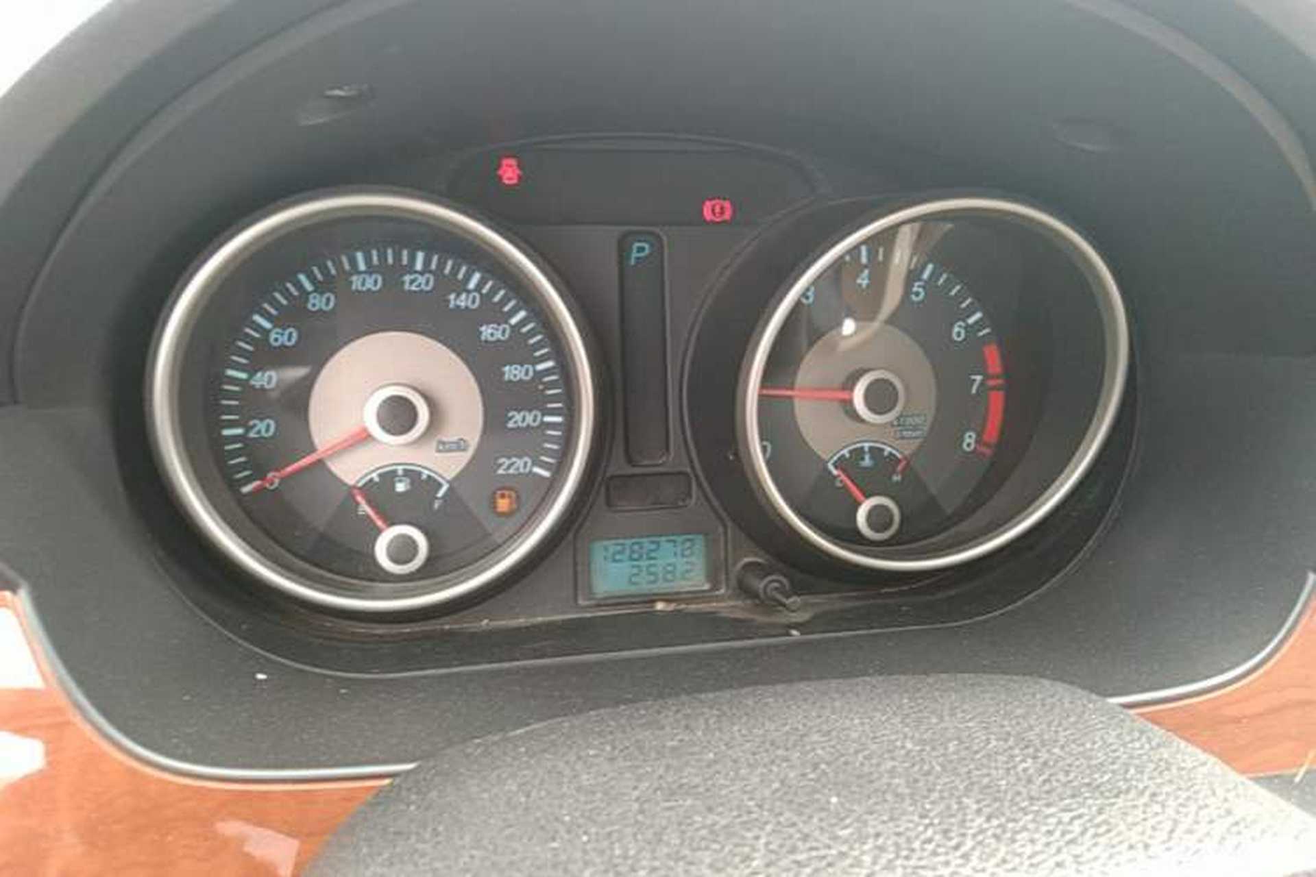 Used Buick Excelle 2011 1.6 LE-AT Odometer Close Up