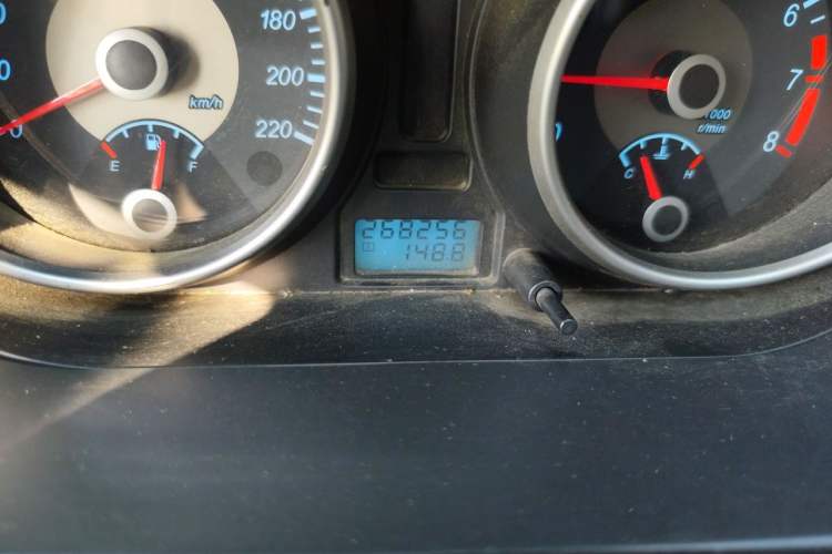 Used Buick Excelle 2011 1.6 LE-AT Odometer Close Up