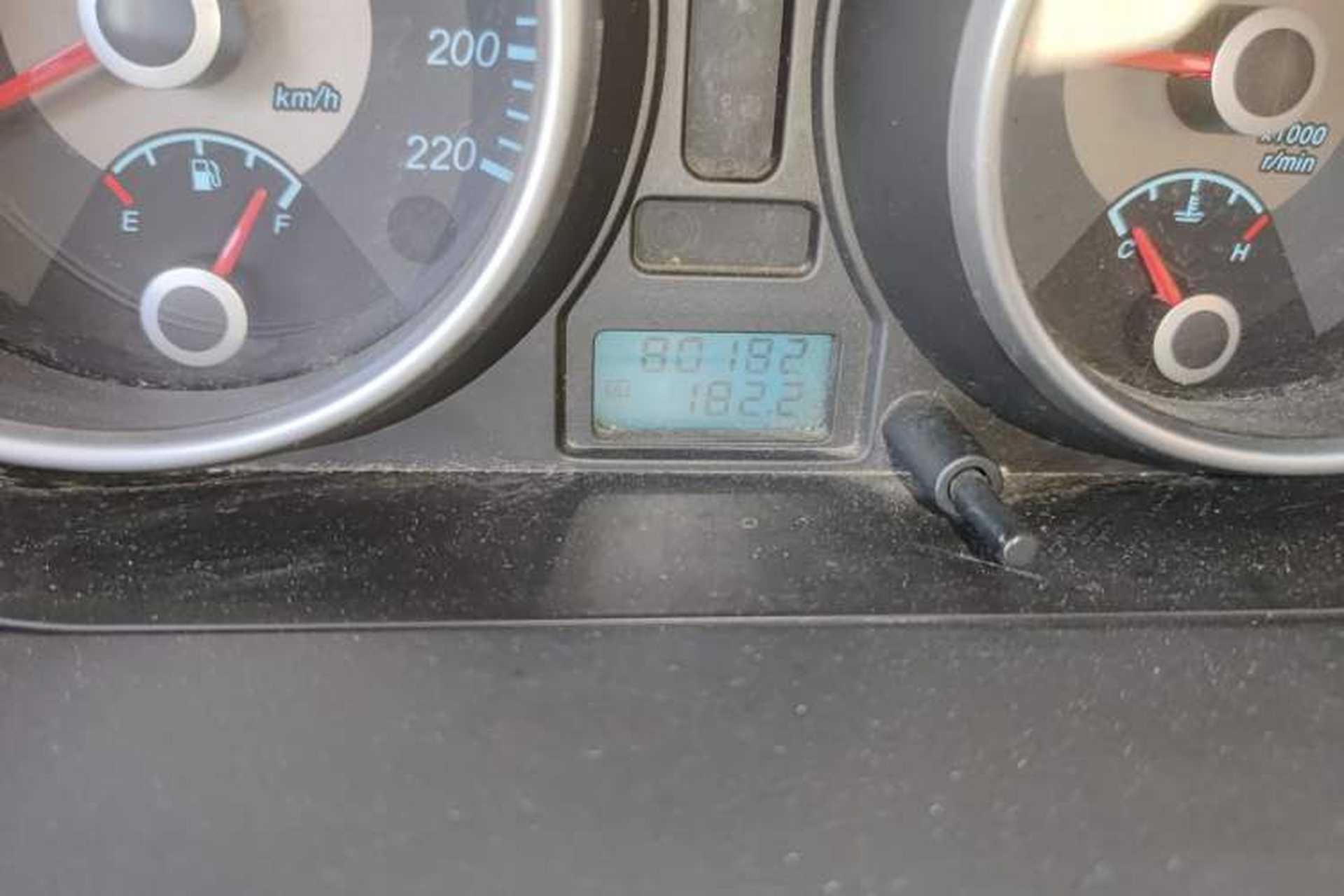 Used Buick Excelle 2011 1.6LX-AT Odometer Close Up