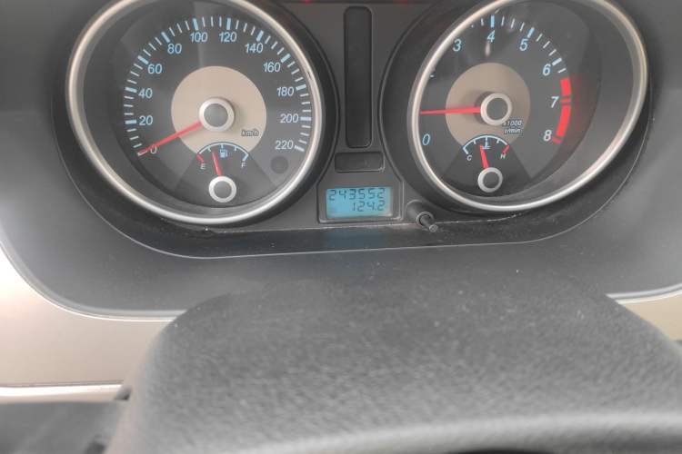 Used Buick Excelle 2011 1.6 LX-MT Odometer Close Up