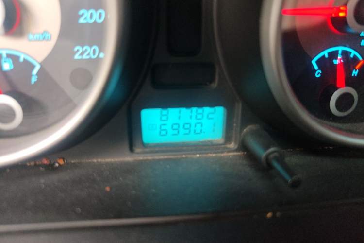 Used Buick Excelle 2011 1.6 LE-MT Odometer Close Up