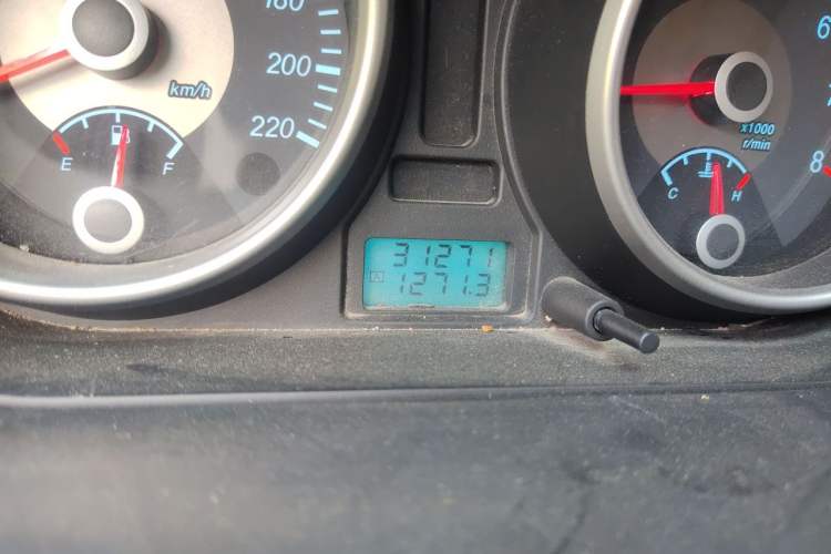 Used Buick Excelle 2011 1.6 LE-AT Odometer Close Up