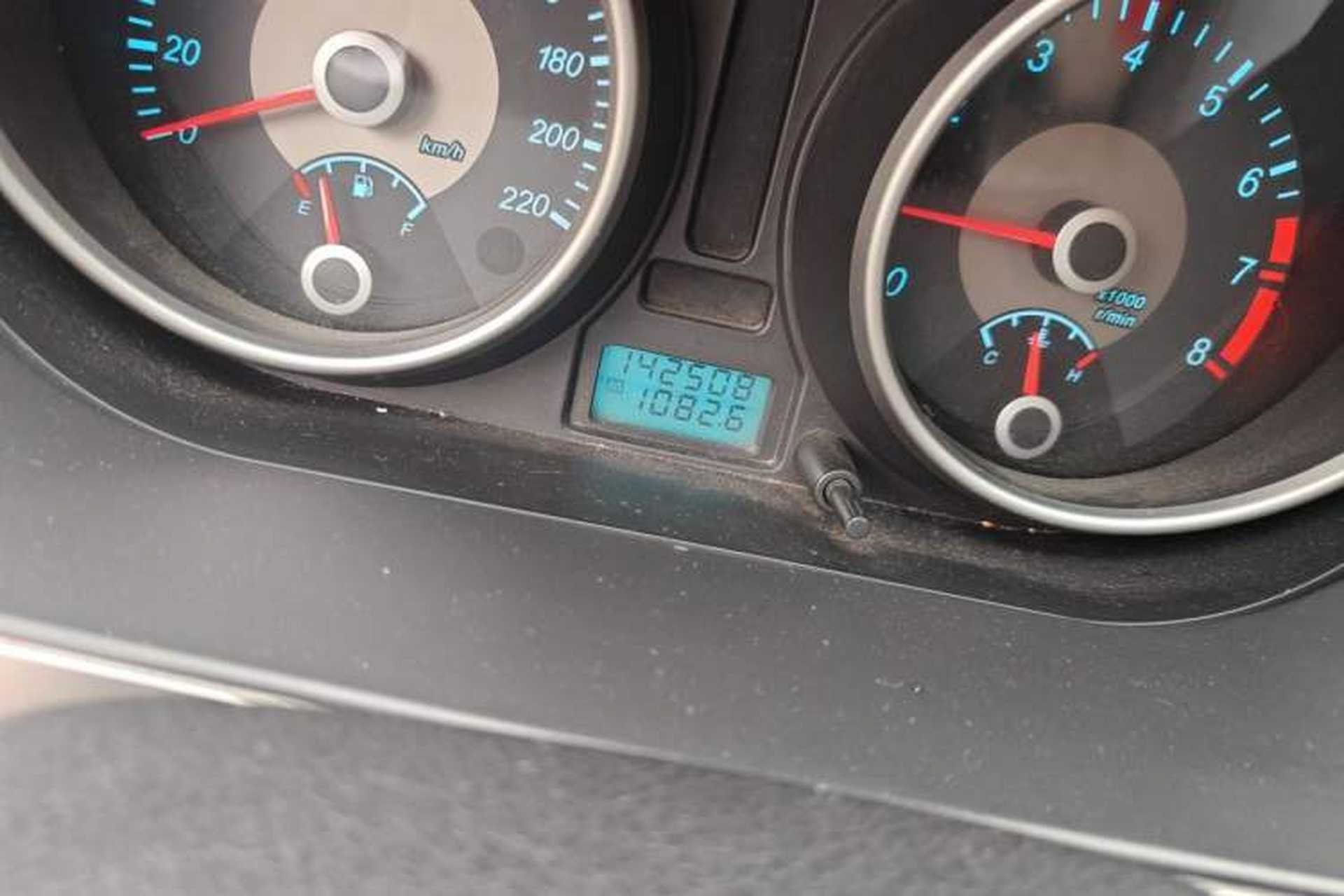 Used Buick Excelle 2011 1.6 LX-MT Odometer Close Up