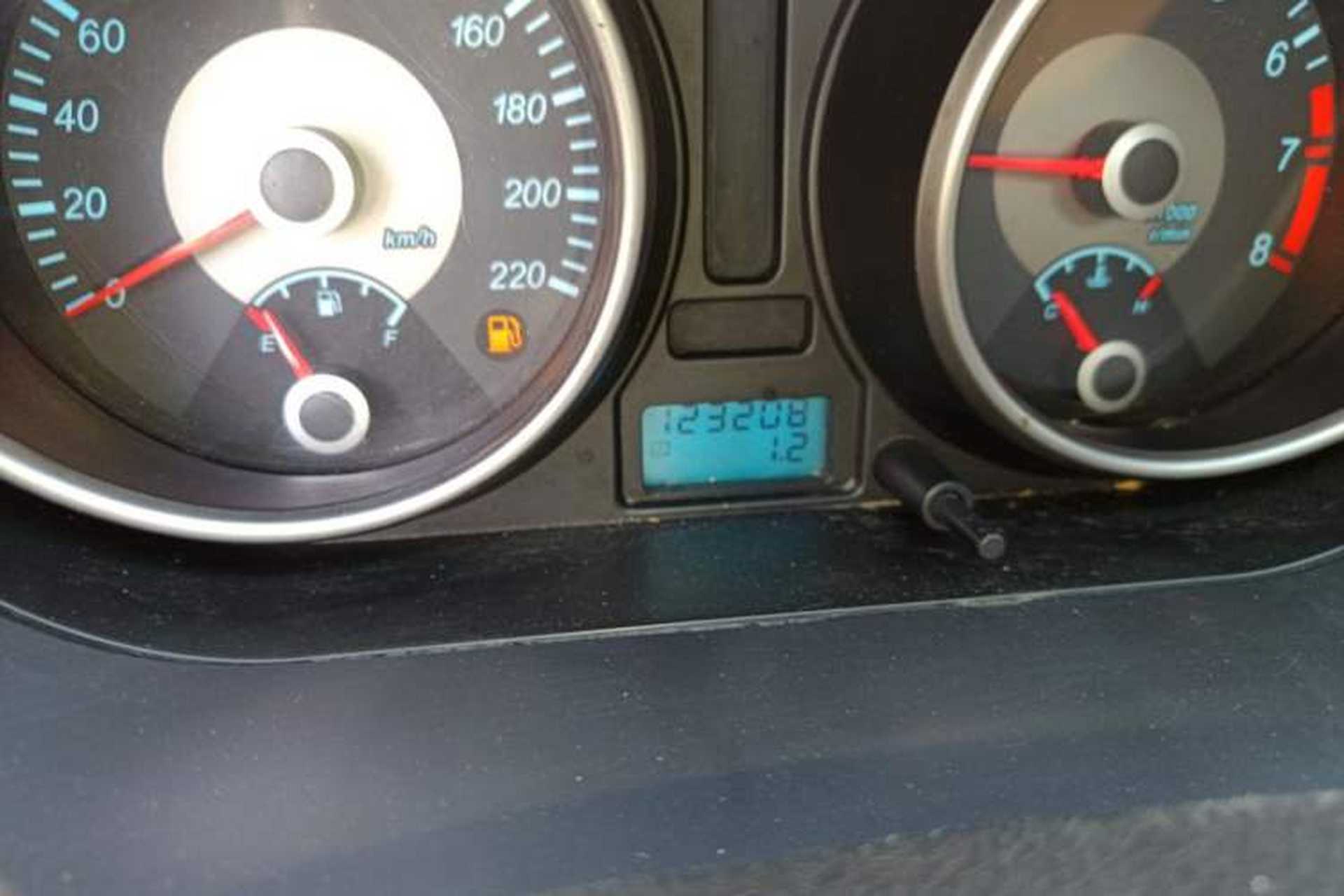 Used Buick Excelle 2011 1.6 LE-MT Odometer Close Up