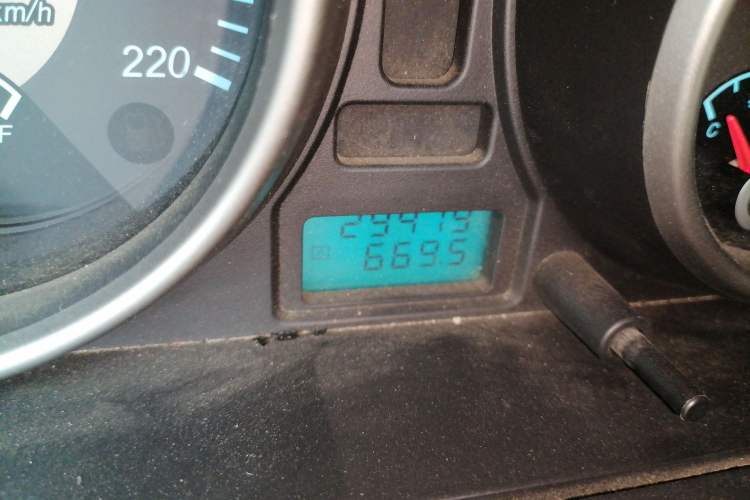 Used Buick Excelle 2011 1.6 LX-MT Odometer Close Up