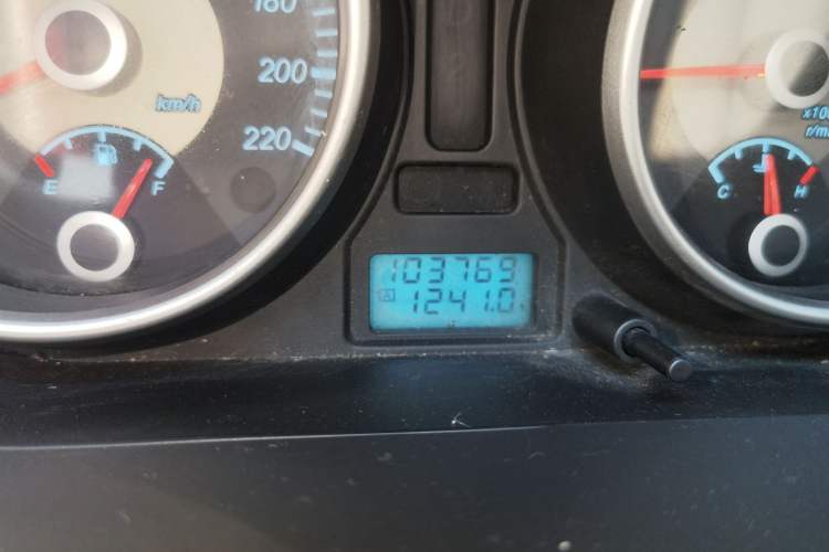Used Buick Excelle 2011 1.6 LX-MT Odometer Close Up