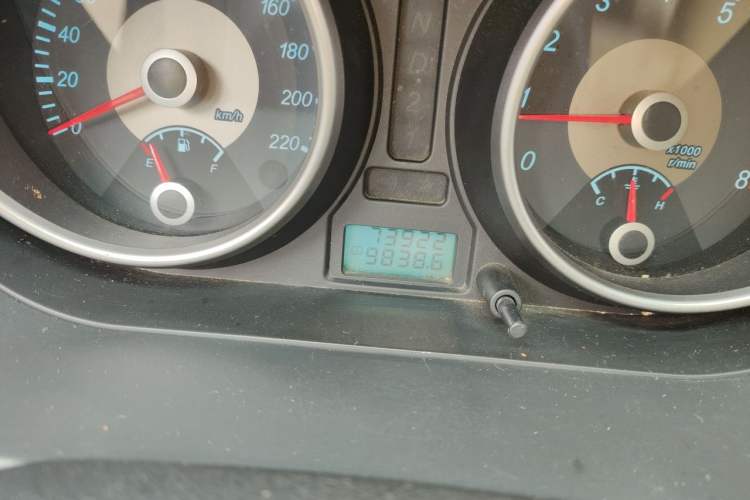 Used Buick Excelle 2011 1.6 LX-MT Odometer Close Up
