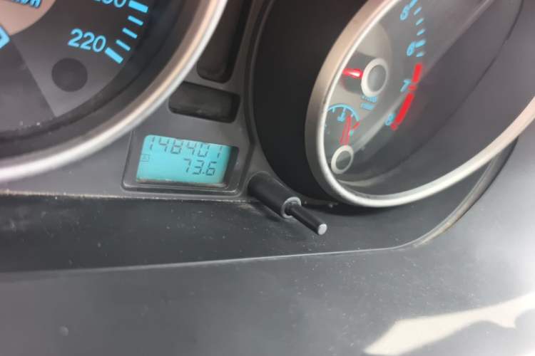 Used Buick Excelle 2011 1.6 LE-MT Odometer Close Up