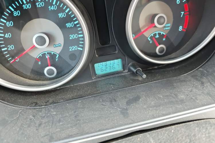 Used Buick Excelle 2011 1.6 LX-MT Odometer Close Up