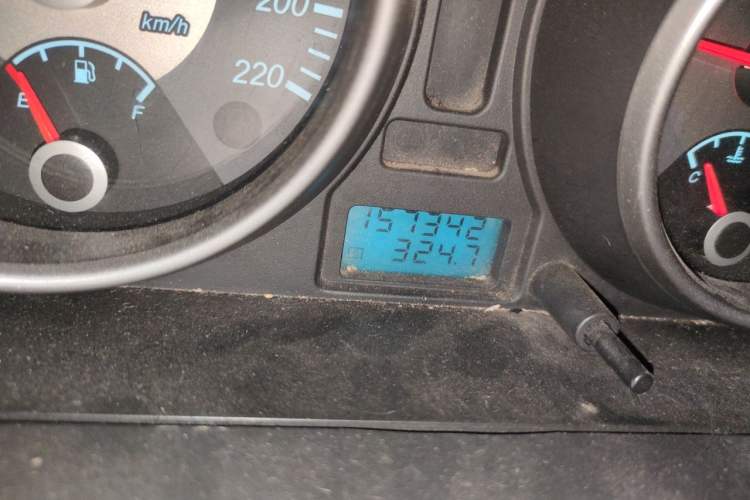 Used Buick Excelle 2011 1.6 LX-MT Odometer Close Up