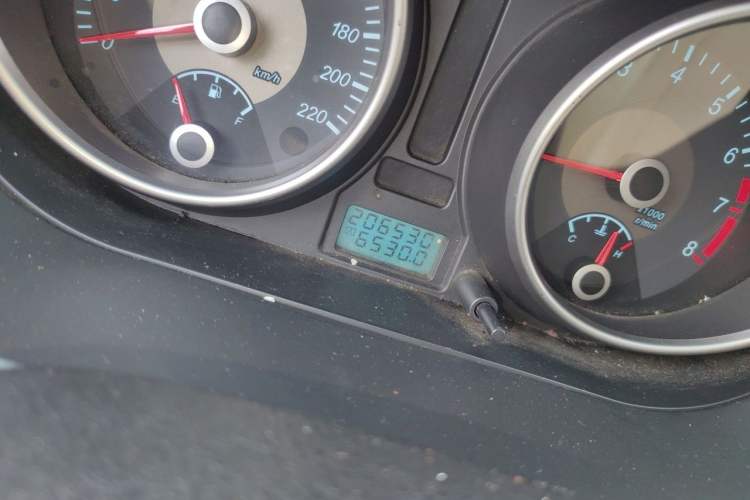 Used Buick Excelle 2011 1.6 LX-MT Odometer Close Up